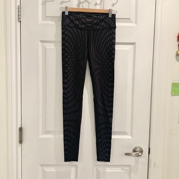 Alo Yoga Airbrush Engineer Pattern Black Leggings - Picture 3 of 15